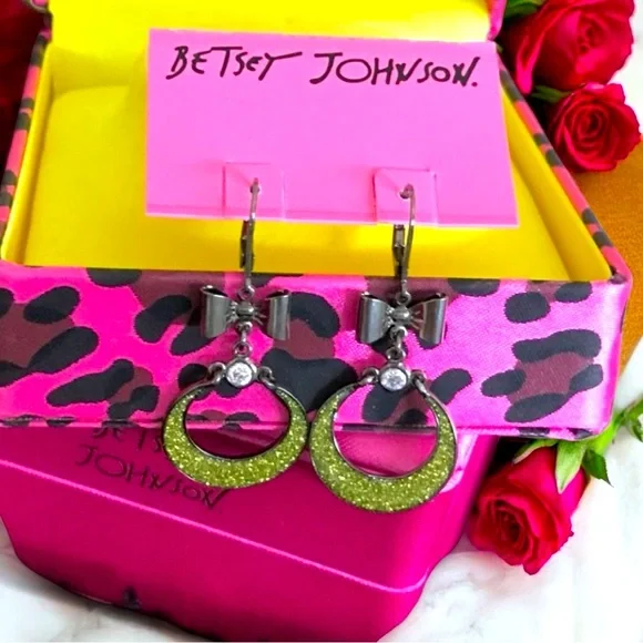 BNWT✨OG VINTAGE Betsey Johnson Green and Silver Bow Earrings 💚🎀 - Picture 1 of 2